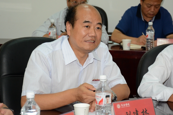 张双前,靳华锋分别就省教育厅财务及资助工作政策作了相关说明.